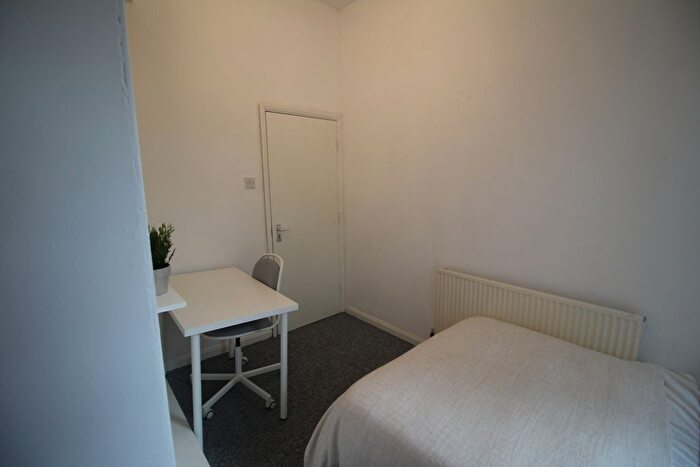 2 Bedroom Flat To Rent In Woodsley Road, Hyde Park, Leeds, LS2