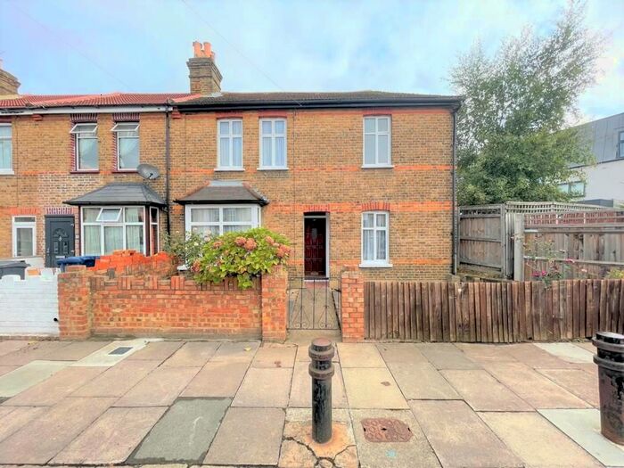 3 Bedroom End Of Terrace House To Rent In Gordon Road, Southall, UB2