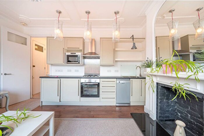 2 Bedroom Flat To Rent In Walm Lane, Willesden Green, London, NW2