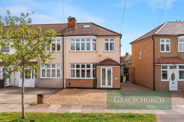 3 Bedroom End Of Terrace House For Sale In Carnarvon Avenue, Enfield, EN1