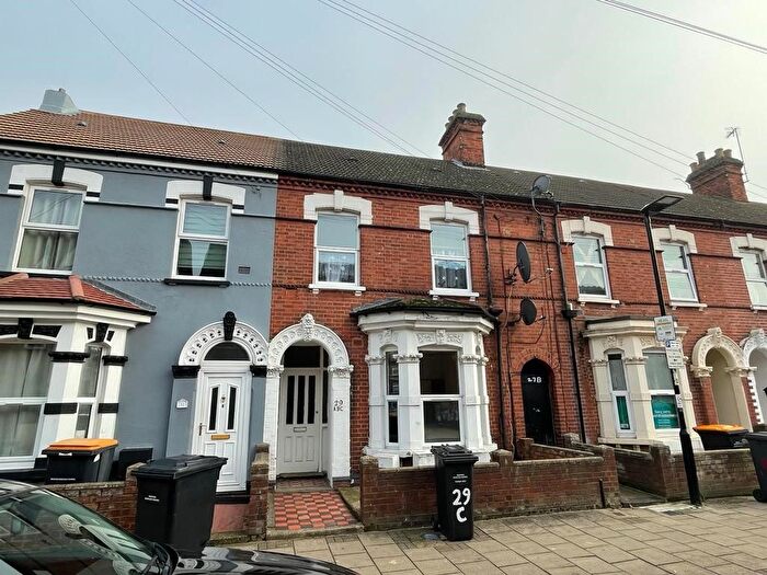 3 Bedroom Flat To Rent In Grafton Road, Bedford, MK40