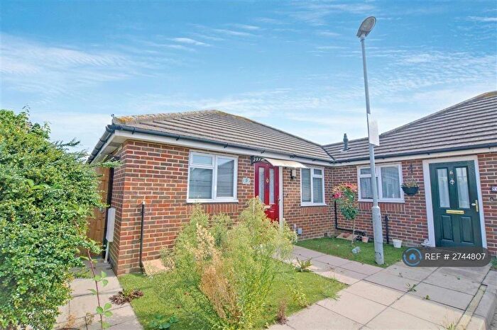 2 Bedroom Flat To Rent In Pond Lees Close, Dagenham, RM10
