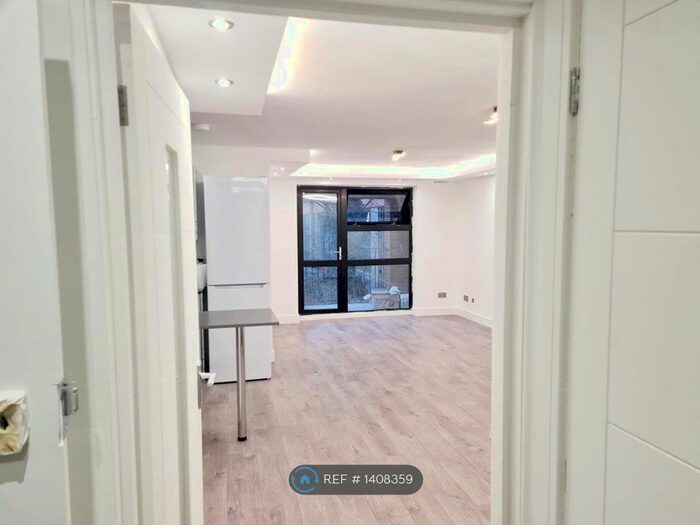 3 Bedroom Flat To Rent In Suthergrey House, Watford, WD17