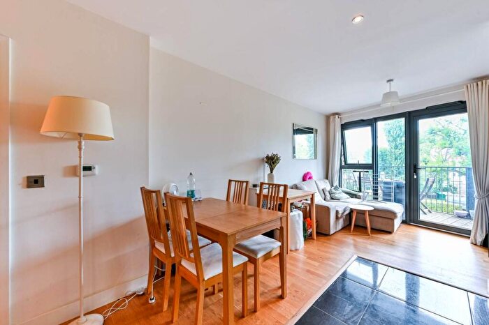 2 Bedroom Maisonette To Rent In Green Lanes, Finsbury Park, London, N4