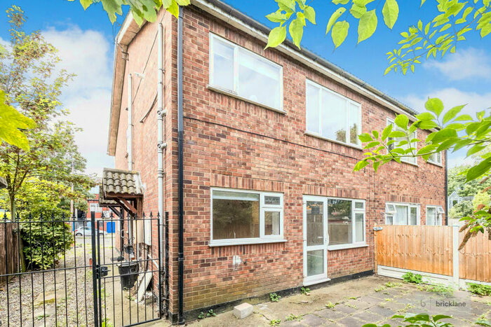 2 Bedroom Maisonette To Rent In Parkway, Rainham, RM13