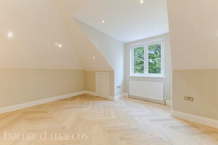 3 Bedroom Bungalow For Sale In Cudas Close, Stoneleigh, KT19