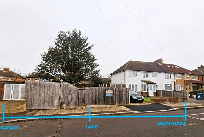 3 Bedroom Semi Detached House For Sale In Sefton Avenue, Harrow, Greater London., HA3