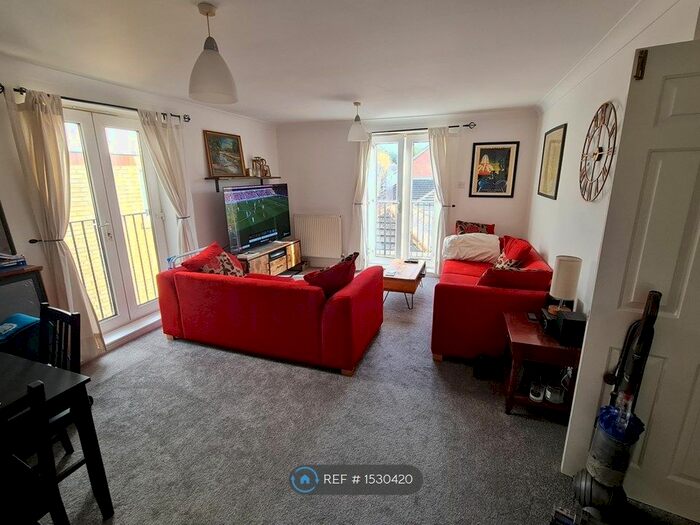 2 Bedroom Flat To Rent In Basildon Close, Watford, WD18