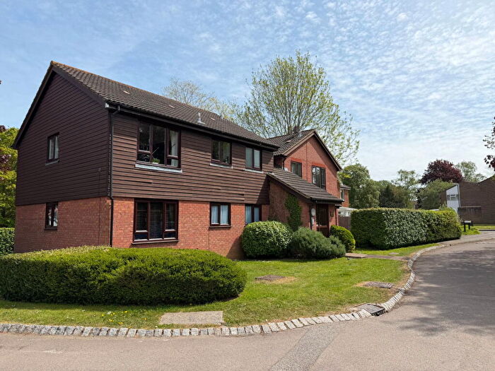 2 Bedroom Flat For Sale In Bracken Close, Bookham, KT23