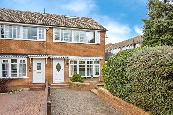 3 Bedroom Semi-detached House For Sale In Ramshead Drive, Leeds, LS14