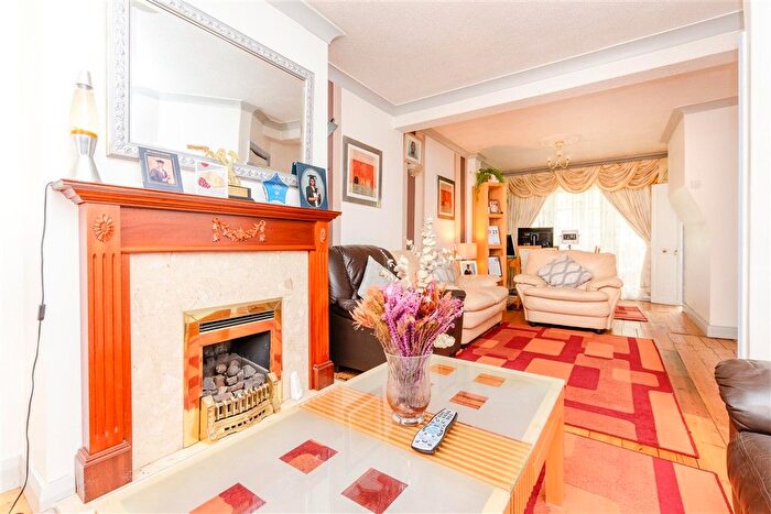 5 Bedroom Semi-detached House For Sale In Northumberland Avenue, Welling, Kent, DA16