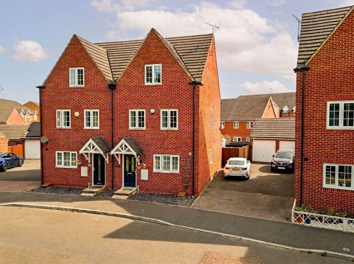 3 Bedroom Semi-Detached House For Sale In Foskett Way, Aylesbury, HP21
