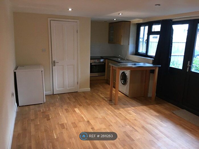 Studio To Rent In Barnes, London, SW13