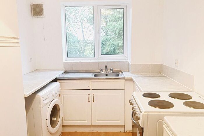 2 Bedroom Flat To Rent In Streamside Close, London, N9