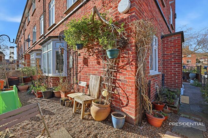 1 Bedroom Flat For Sale In Hillyfields, Loughton, IG10