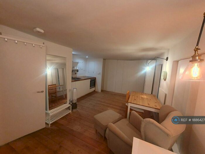 Studio To Rent In Caledonian Road, London, N1