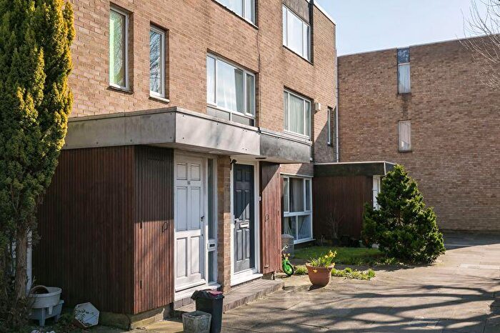 2 Bedroom Maisonette To Rent In Turnpike Link, East Croydon, CR0