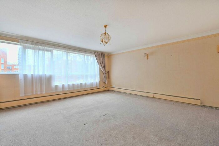 2 Bedroom Flat To Rent In Homefield Park, Sutton, SM1