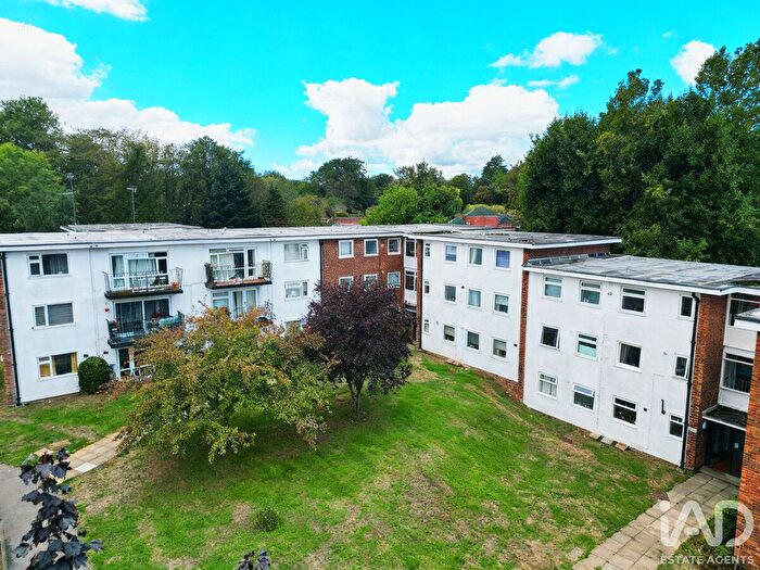 2 Bedroom Flat For Sale In Copperdale Close, Reading, RG6