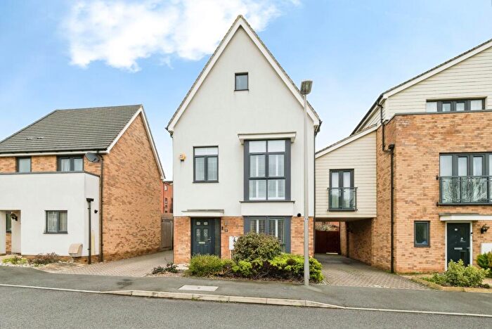 4 Bedroom Link Detached House For Sale In Meadow Drive, Aveley, South Ockendon, Essex, RM15