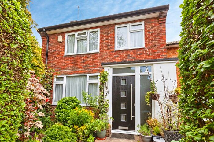 3 Bedroom End Of Terrace House For Sale In Lower Lees Road, Slough, SL2