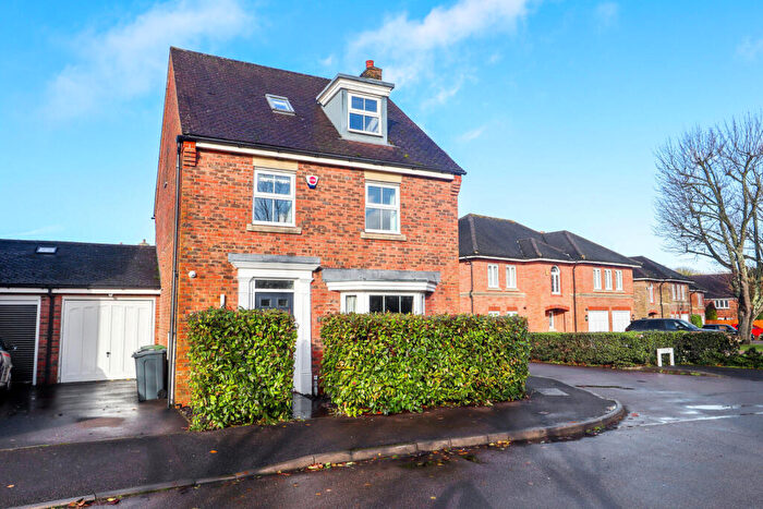 4 Bedroom Detached House For Sale In Bowen Way, Coulsdon, CR5