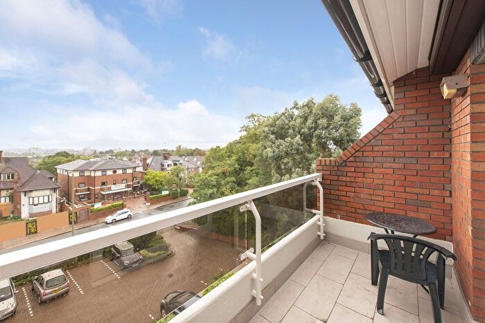 2 Bedroom Flat For Sale In Finchley Road, London, NW11