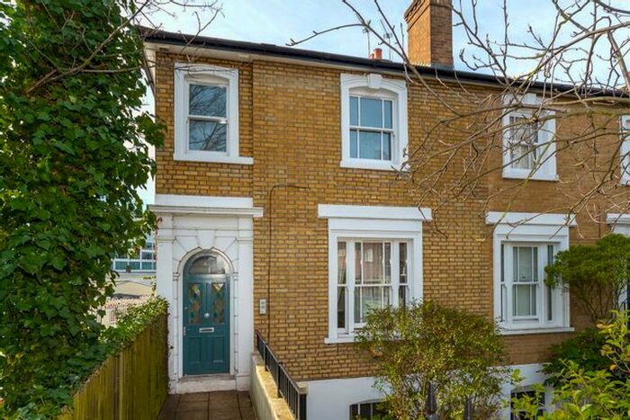 2 Bedroom Flat To Rent In Church Road, Richmond, Surrey, TW9