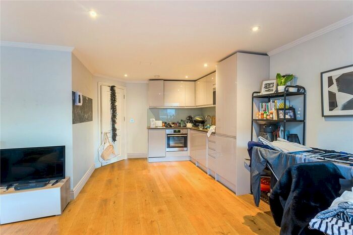 3 Bedroom Flat To Rent In Green Lanes, London, N16