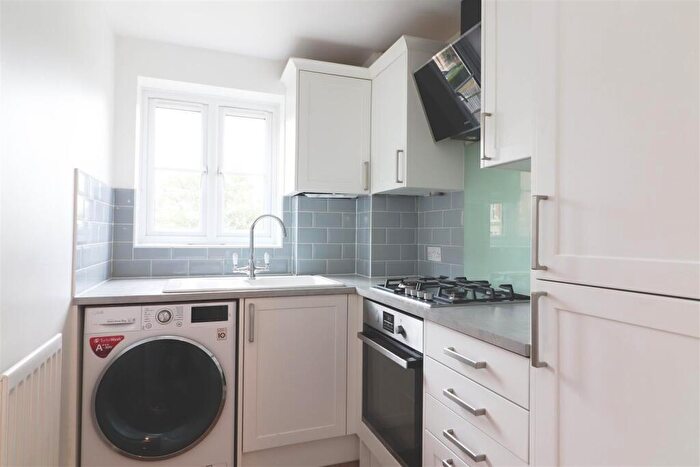 2 Bedroom Flat For Sale In Talfourd Way, Redhill, RH1