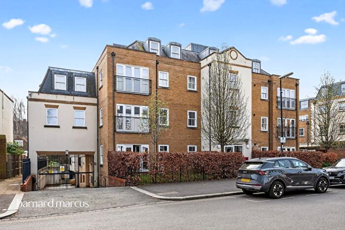 2 Bedroom Flat For Sale In The Parade, Epsom, KT18