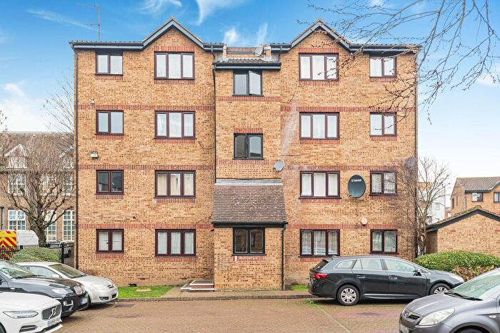 Studio For Sale In Gartons Close, Enfield, EN3