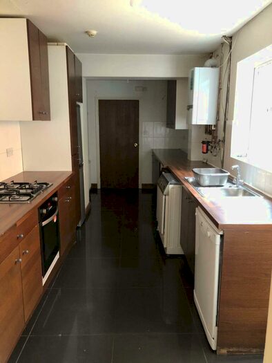 6 Bedroom Terraced House To Rent In Bishops Road, Reading, RG6