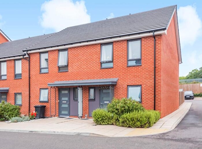 3 Bedroom Terraced House To Rent In Greenham Avenue, Reading, RG2