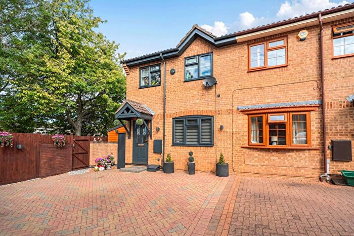 3 Bedroom Semi Detached House For Sale In Galloway Close, Basingstoke, Hampshire, RG22