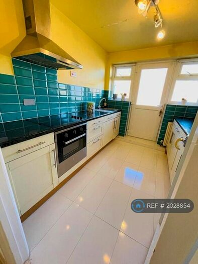 2 Bedroom Maisonette To Rent In Victoria Road, Ruislip, HA4