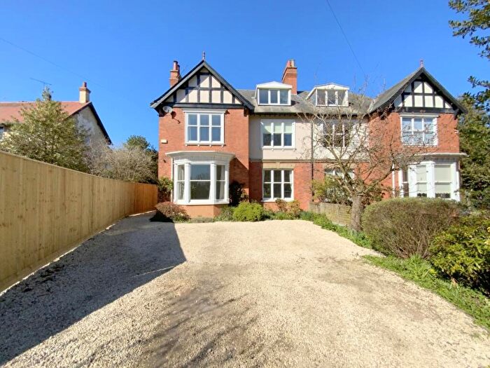 5 Bedroom Semi-Detached House For Sale In Humberston Avenue, Humberston, DN36