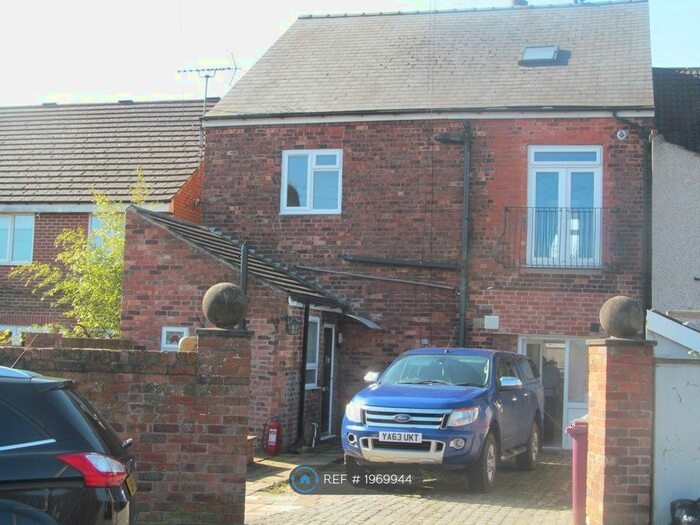3 Bedroom Flat To Rent In Shirland, Alfreton, DE55