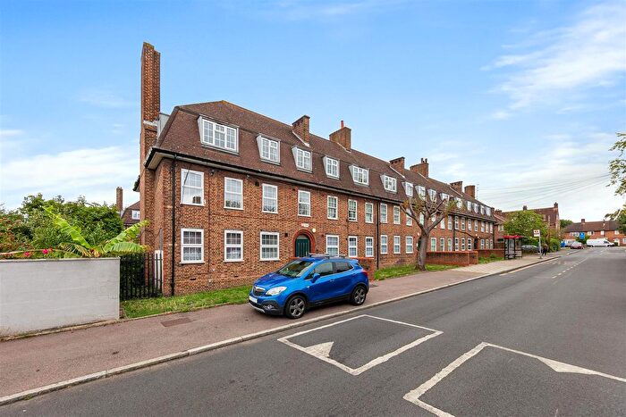 3 Bedroom Flat To Rent In Castillon Road, London, SE6