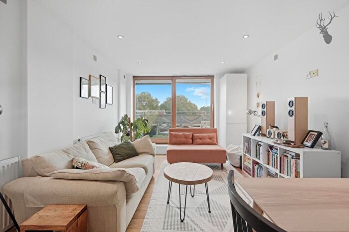2 Bedroom Apartment For Sale In Globe Road, Stepney Green, E1