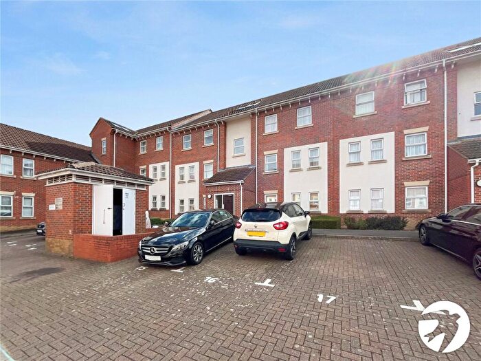 2 Bedroom Flat To Rent In Mary Court, Chatham, Kent, ME4