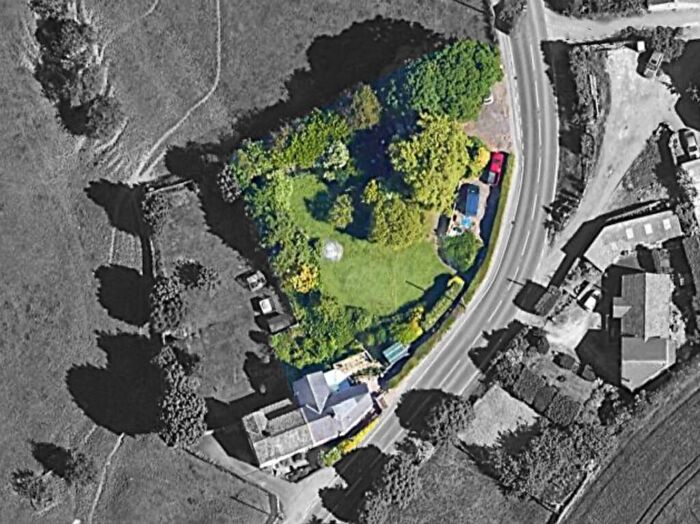 3 Bedroom Semi-Detached House For Sale In Bog Green Lane, Huddersfield, HD5