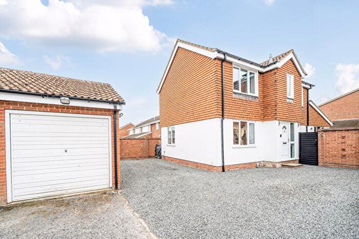 3 Bedroom Detached House For Sale In Blenheim Gardens, Grove, OX12