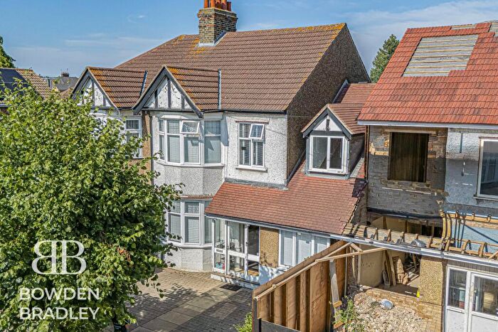 4 Bedroom Semi-Detached House For Sale In Inglehurst Gardens, Redbridge, IG4