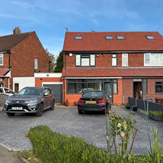 4 Bedroom Semi-Detached House To Rent In Stratford Road, B90
