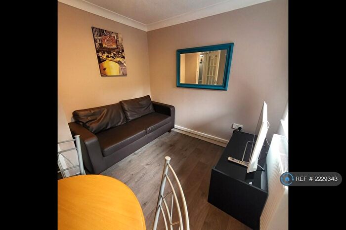 3 Bedroom Flat To Rent In Richmond Park Road, Bournemouth, BH8