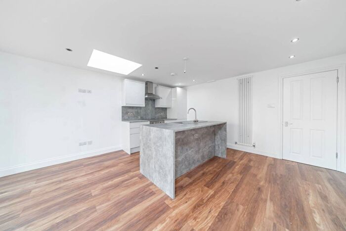 3 Bedroom Flat To Rent In Kingston Road, South Wimbledon, Wimbledon, SW19