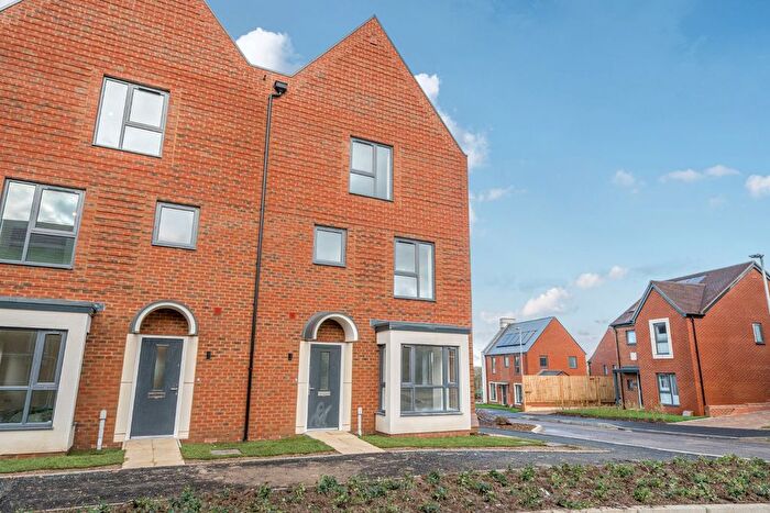 4 Bedroom Semi Detached House To Rent In Oakwood Park, Wimborne, Dorset, BH21