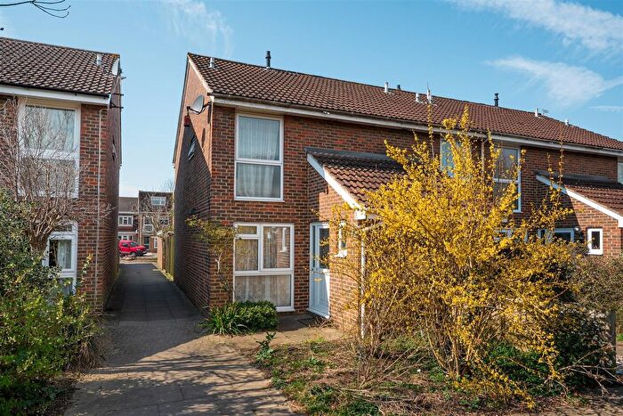 2 Bedroom End Of Terrace House To Rent In Aspen Close, Ealing, London, W5