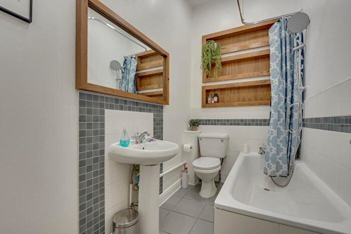 2 Bedroom Flat To Rent In Graham Road, Hackney, E8